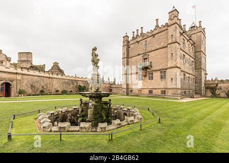 Fontana nel cortile del Castello di Bolsovo, Leicestershire, Inghilterra, Regno Unito Foto Stock