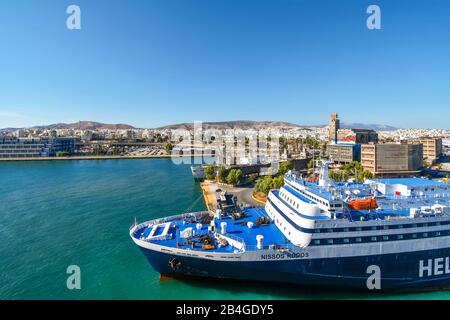 Vista panoramica di una nave traghetto greca blu e bianca al porto del Pireo in una giornata estiva ad Atene, Grecia. Foto Stock