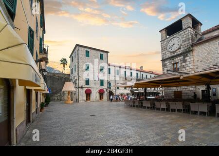 Un gruppo di tour si riunisce la mattina presto nella Piazza delle armi nella città medievale di Cattaro, Montenegro. Foto Stock