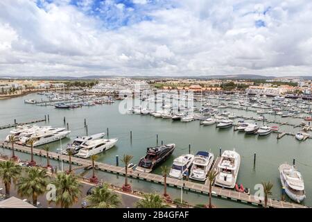 Vilamoura, PORTOGALLO - 6 GIUGNO 2017 - Vista degli yacht dall'hotel Tivoli in estate in vacanza. Foto Stock