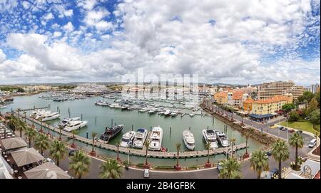 Vilamoura, PORTOGALLO - 6 GIUGNO 2017 - Vista degli yacht dall'hotel Tivoli in estate in vacanza. Foto Stock