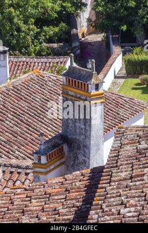 Camini tradizionali sui tetti delle case portoghesi. Foto Stock