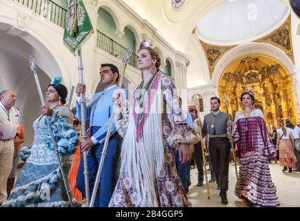 El Rocio, Spagna-22 maggio 2015 gli spagnoli pregano e si preparano al santo servizio. El Rocio Foto Stock