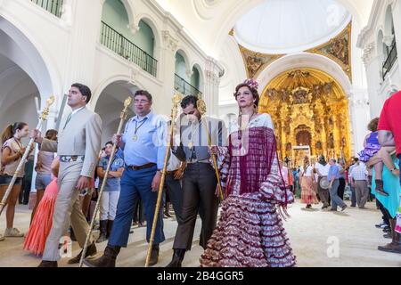 El Rocio, Spagna-22 maggio 2015 gli spagnoli pregano e si preparano al santo servizio. El Rocio Foto Stock