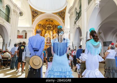 El Rocio, Spagna-22 maggio 2015 gli spagnoli pregano e si preparano al santo servizio. El Rocio Foto Stock