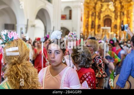 El Rocio, Spagna-22 maggio 2015 gli spagnoli pregano e si preparano al santo servizio. El Rocio Foto Stock