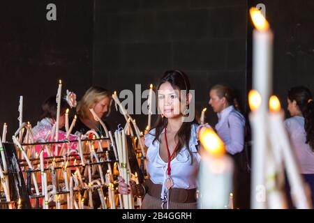 El Rocio, Spagna-22 maggio 2015 candele leggere donne al festival di Romeria. El Rocio Spagna Foto Stock