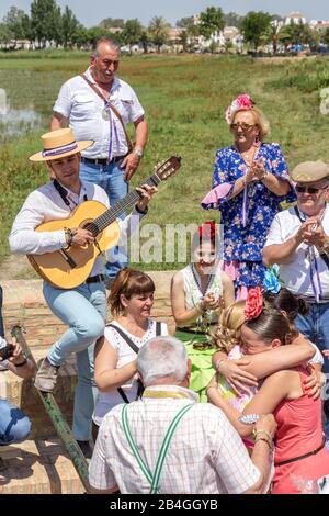 El Rocio, Spagna-22 maggio 2015 gli spagnoli celebrano un festival religioso, cantando e ballando durante l'iniziazione . Foto Stock