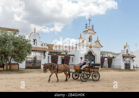 El Rocio, Spagna-22 maggio 2015 i bambini spagnoli cavalcano su un carro con un cavallo vicino alla chiesa. Foto Stock