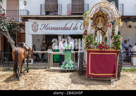 El Rocio, Spagna-22 maggio 2015 Irmandade riposa dopo la peligrinazione a El Rocio Spagna. Foto Stock