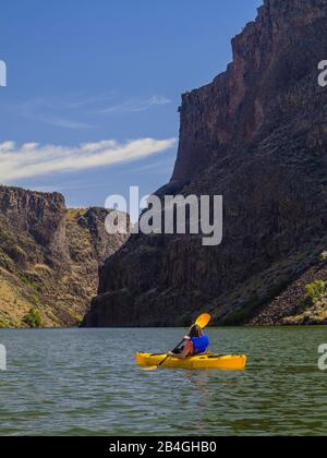 Sarah Kayaking Sul Lago Billy Chinook Foto Stock