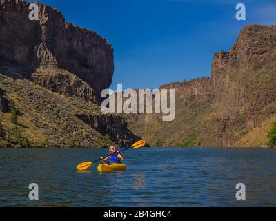 Sarah Kayaking Sul Lago Billy Chinook Foto Stock