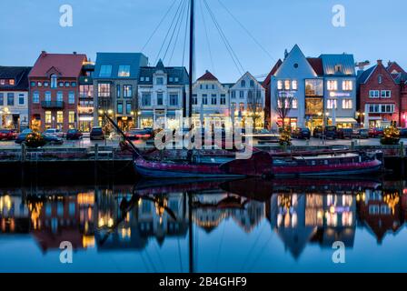 Binnenhafen, Blaue Stunde, Bucht, Altstadt, Hafenpromenade, Husum, Nordsee, Schleswig-Holstein, Deutschland, Europa Foto Stock