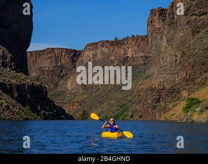 Sarah Kayaking Sul Lago Billy Chinook Foto Stock