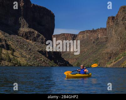 Sarah Kayaking Sul Lago Billy Chinook Foto Stock