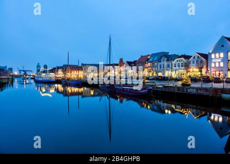 Binnenhafen, Blaue Stunde, Bucht, Altstadt, Hafenpromenade, Husum, Nordsee, Schleswig-Holstein, Deutschland, Europa Foto Stock