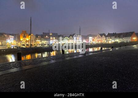 Binnenhafen, Blaue Stunde, Schneefall, Bucht, Altstadt, Hafenpromenade, Husum, Nordsee, Schleswig-Holstein, Deutschland, Europa Foto Stock