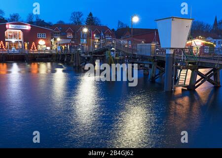 Siegfriedwerft, Binnenhafen, Holzbrücke, Blaue Stunde, Bucht, Altstadt, Eckernförde, Ostsee, Schleswig-Holstein, Deutschland, Europa Foto Stock