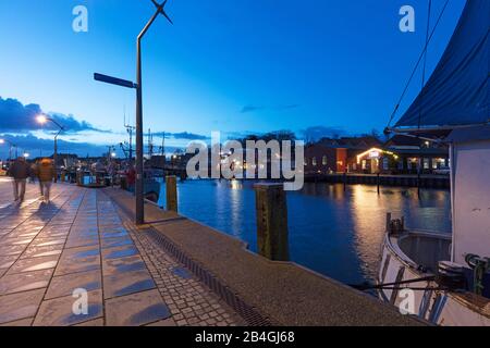 Binnenhafen, Holzbrücke, Blaue Stunde, Bucht, Altstadt, Eckernförde, Ostsee, Schleswig-Holstein, Deutschland, Europa Foto Stock