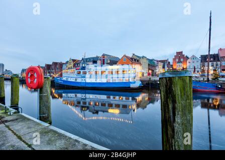 Binnenhafen, Blaue Stunde, Bucht, Altstadt, Hafenpromenade, Husum, Nordsee, Schleswig-Holstein, Deutschland, Europa Foto Stock