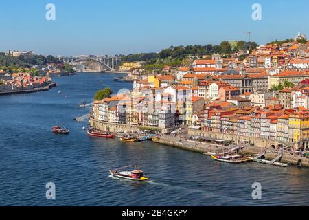 Barche tradizionali con botti di vino, sul fiume Douro nella città portoghese di Porto Foto Stock