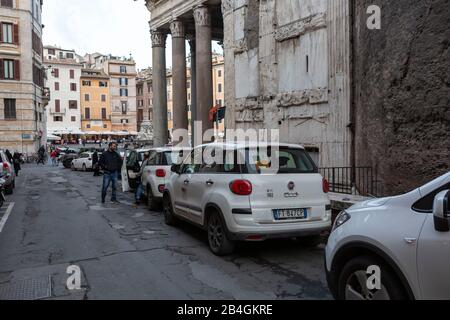 Fila di taxi in attesa di passeggeri al Pantheon di Roma. Foto Stock