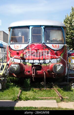 Progetto culturale Minna Thiel, vecchio tram dipinto a colori, Monaco di Baviera, alta Baviera, Baviera, Germania, Europa Foto Stock