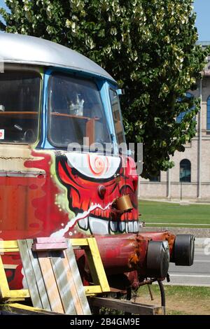 Progetto culturale Minna Thiel, vecchio tram dipinto a colori, Monaco di Baviera, alta Baviera, Baviera, Germania, Europa Foto Stock