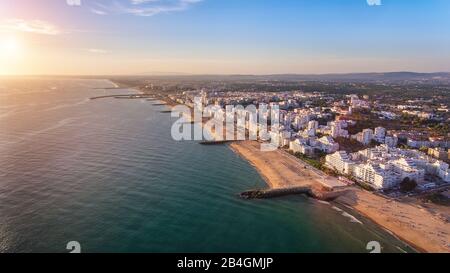Paesaggio dal cielo delle spiagge dell'Algarve Quarteira Vilamoura Foto Stock