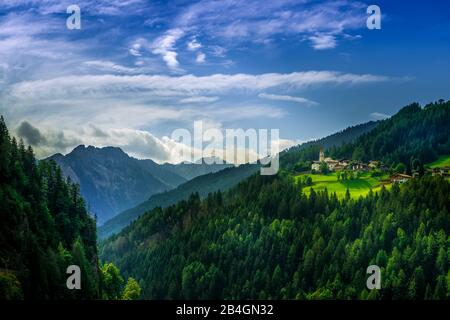 Italien, Südtirol, Alpen, Moos In Passiria, Pfarrwidum, Parrocchia Foto Stock