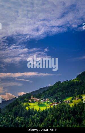 Italien, Südtirol, Alpen, Moos In Passiria, Pfarrwidum, Parrocchia Foto Stock