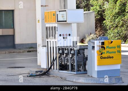 Pompe di alimentazione distrutte in una stazione di servizio abbandonata Foto Stock