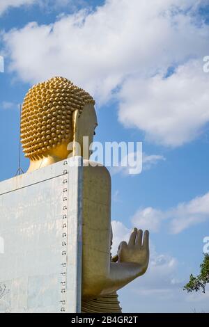 Enorme statua dorata di Buddha da dietro con scala Foto Stock