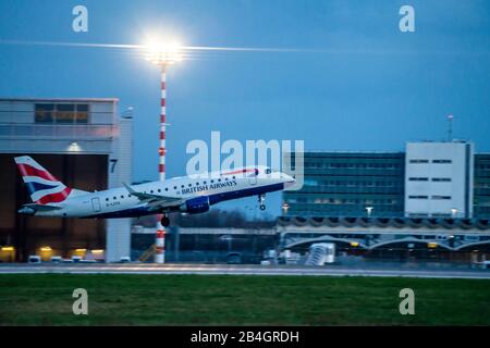 Aeroporto internazionale di DŸsseldorf, DUS, aeromobile al decollo, British Airways, Embraer E170STD, Foto Stock