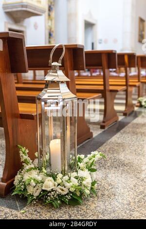 Decorazioni di nozze nella chiesa prima della cerimonia Foto Stock