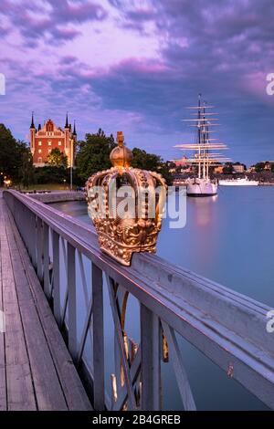 Vista dell'isola Skeppsholmen con nave ostello Af Chapman, Stoccolma, Svezia, Scandinavia, Europa Foto Stock