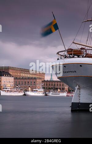 Vista del Palazzo reale con nave ostello Af Chapman, Stoccolma, Svezia, Scandinavia, Europa Foto Stock