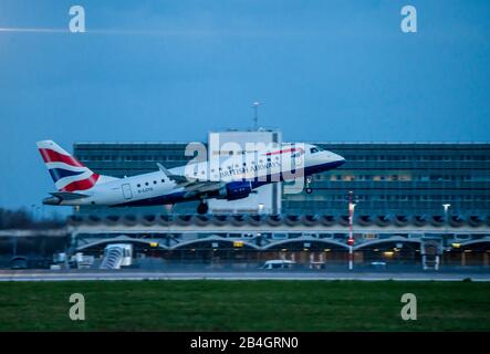 Aeroporto internazionale di DŸsseldorf, DUS, aeromobile al decollo, British Airways, Embraer E170STD, Foto Stock