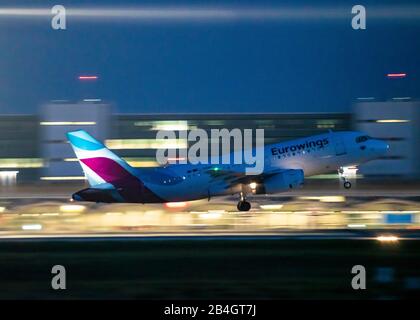 Aeroporto internazionale di DŸsseldorf, DUS, aeromobile al decollo, Eurowings, Airbus A319-132, Foto Stock