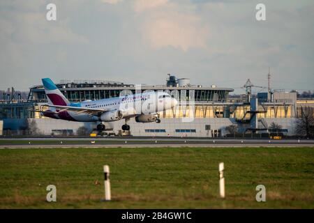 Aeroporto Internazionale di DŸsseldorf, DUS, aeromobili di atterraggio, Eurowings, Airbus A319-132 Foto Stock