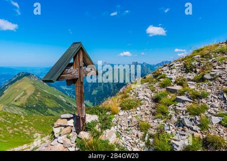 Panorama montano da Wildengundkopf, 2238m, Alpi Allgäu, Baviera, Germania, Europa Foto Stock