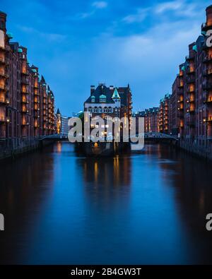 Castello fossato, Speicherstadt, Amburgo, Germania, notte, illuminazione, edifici storici, ora blu, patrimonio dell'umanità dell'UNESCO Foto Stock