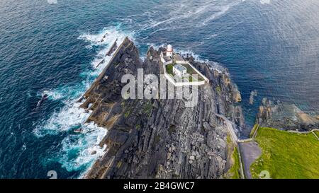 Bella vista del faro di Valentia Island a Cromwell Point. Luoghi da visitare sulla Wild Atlantic Way. Panoramica irlandese countyside sul sole Foto Stock