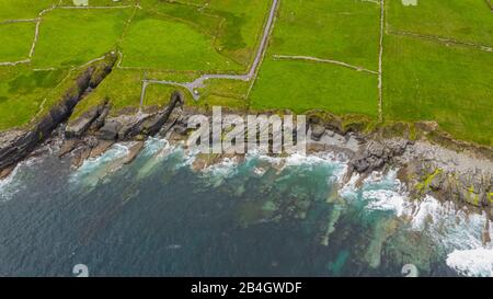 Bella vista del faro di Valentia Island a Cromwell Point. Panoramico Irish countyside nella soleggiata giornata estiva, County Kerry, Irlanda. Foto Stock