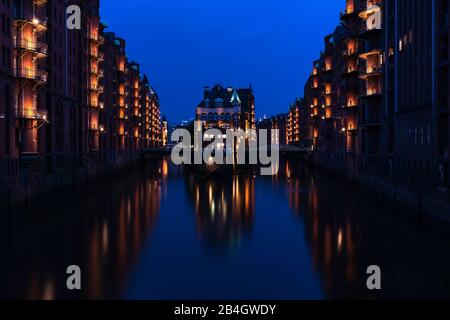 Castello fossato, Speicherstadt, Amburgo, Germania, notte, illuminazione, edifici storici, ora blu, patrimonio dell'umanità dell'UNESCO Foto Stock