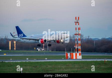 Aeroporto Internazionale di DŸsseldorf, DUS, aeromobili di atterraggio, SAS, Airbus A320 Foto Stock