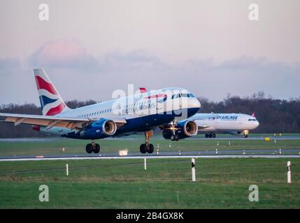 Aeroporto internazionale di DŸsseldorf, DUS, aeromobile all'atterraggio, British Airways, Airbus A319-131, Foto Stock