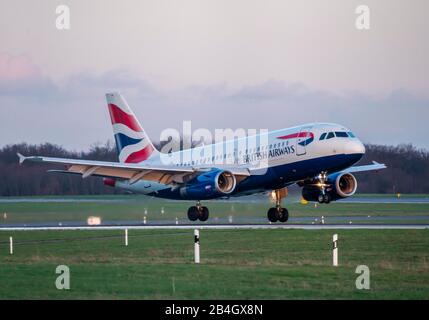 Aeroporto internazionale di DŸsseldorf, DUS, aeromobile all'atterraggio, British Airways, Airbus A319-131, Foto Stock