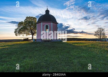 Cappella, Tramonto, Alter Berg, Böttingen, Tuttlingen, Baden-Wuerttemberg, Germania, Europa Foto Stock