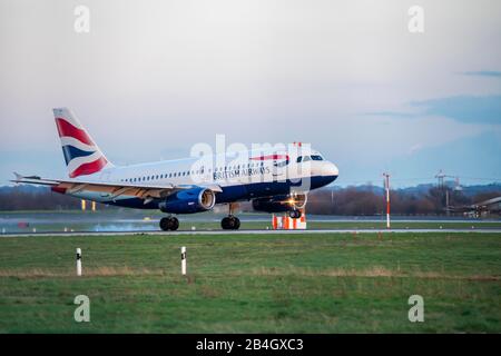 Aeroporto internazionale di DŸsseldorf, DUS, aeromobile all'atterraggio, British Airways, Airbus A319-131, Foto Stock
